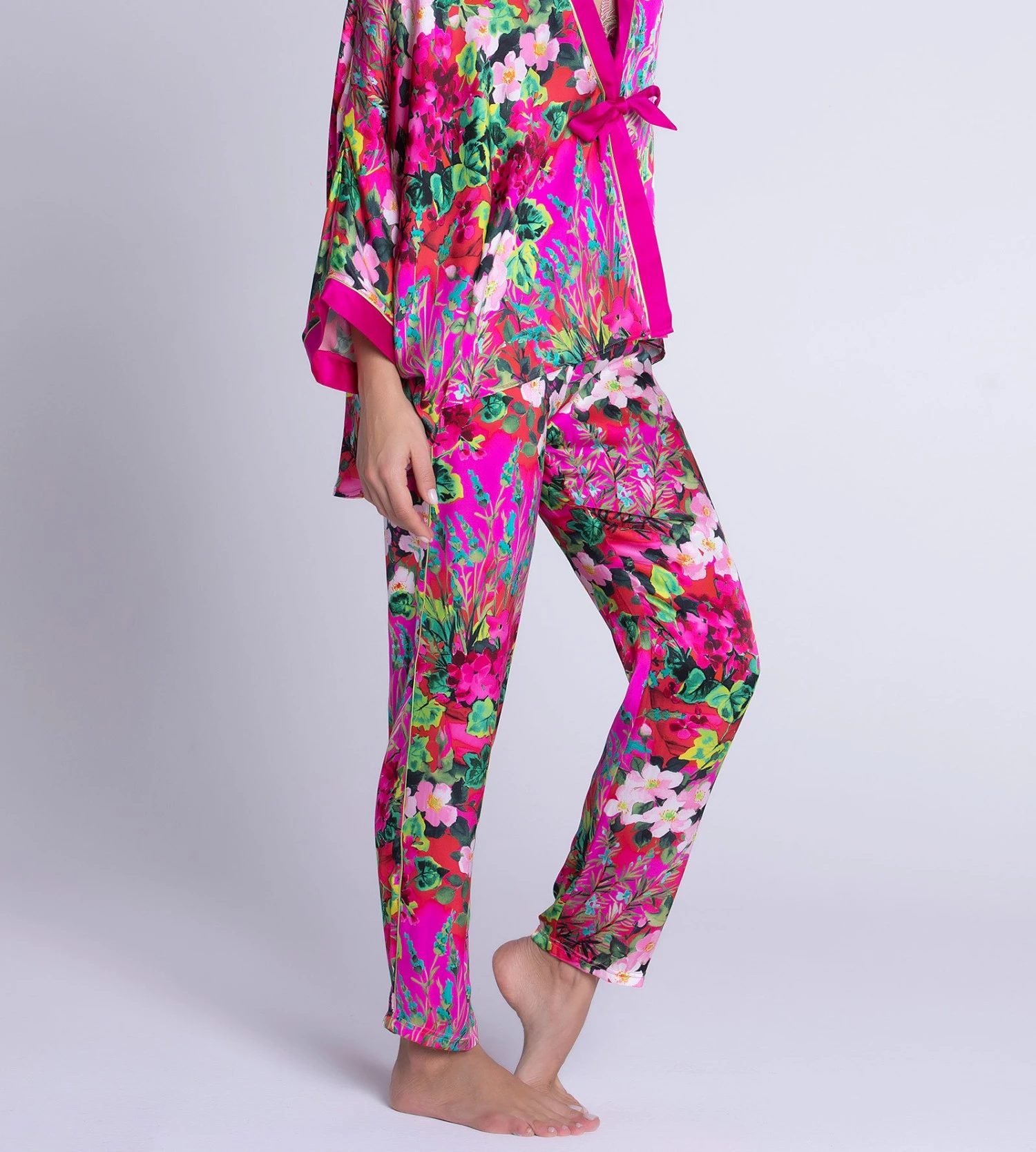 Pantalon En Satin De Soie Envolée De Fleurs Fuchsia 2 Pantalon En Satin De Soie Envolée De Fleurs Fuchsia – Image 2