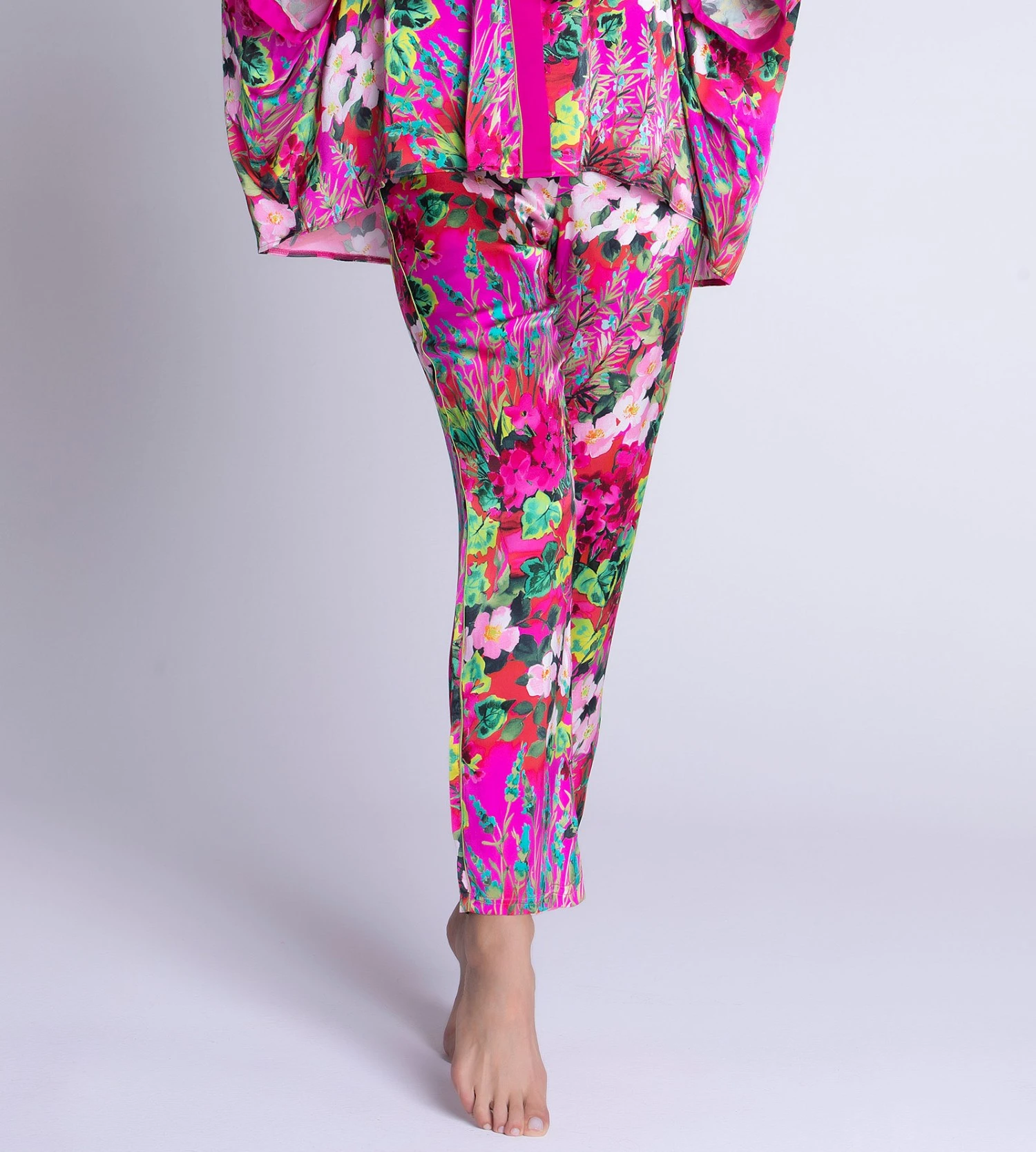 Pantalon En Satin De Soie Envolée De Fleurs Fuchsia 4 Pantalon En Satin De Soie Envolée De Fleurs Fuchsia – Image 4